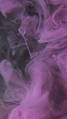 Dikey video. Mürekkep arkaplanı. Duman dumanı. Odaklanmamış pembe renk akışı, sıvı bulutlar, buhar, sisli su, siyah sanat üzerine boya dokusu..