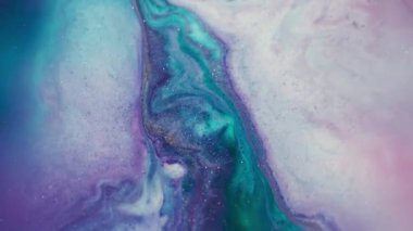 Parıldayan karışım. Bulanık akrilik akıntı. Beyaz mavi mor ışıldayan parçacıklar mürekkep pigmentini karıştırıyor. Odaklanmamış renk mermeri soyut arkaplanı.