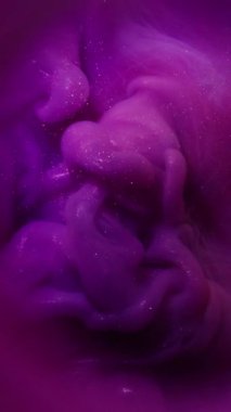 Dikey video. Parıltı akıyor. Boya patlaması. Fantezi arka planında pembe, pırıl pırıl dalgalar. Sanat sıvısı akışı soyut bulanık doku.