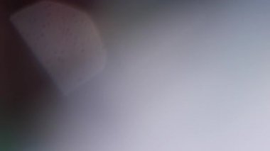 Renkli bir parıltı. Bulanık ışık fantezisi. Odaklanamayan sarı pembe lens soyut sanat arka planında organik ışık saçar..