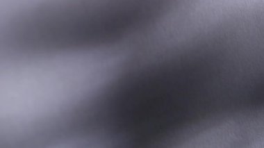 Prizma ışığı. Bulanık görsel doku. Odaklanmamış beyaz mercek parlamaları, koyu siyah soyut sanat arka planına yayılan yanıp sönen kıvılcım etkisi yapar..