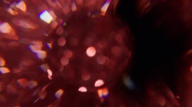 Yuvarlak küre. Bulanık gökkuşağı ışığı. Soyut koyu siyah arkaplanda odaklanmış kırmızı renkli kıvılcım deseni yanıp sönen spektrum mercek alevi.