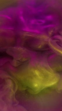 Dikey video. Sanat sıvısı. Boya sisi. Pembe, altın rengi parlak boya dalgası patlaması. Fantezi kumdan sisli su dağılmış kenar zemin .