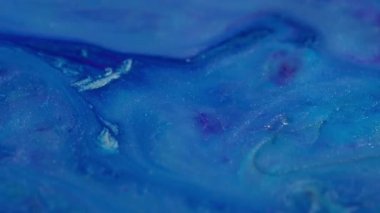 Mürekkep dalgası. Arkaplanı boya. Odaksız mavi parlak renkli su damlası akrilik yaratıcı sanat soyutlaması üzerinde yüzüyor..
