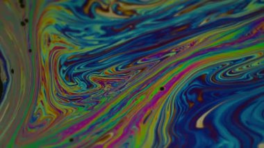 Mürekkep emülsiyonu. Lekeli sanat. Soyut akrilik yeşil zemin üzerinde yüzen mavi mor renkli damlacık yağı dokusu.