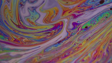 Kimyasal boya. Holografik mürekkep. Pembe mavi soyut yaratıcı arka planda yüzen yeşil mor akrilik doku.