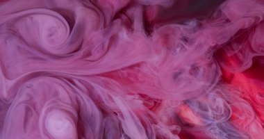 Boya dumanı. Bulanık buhar dokusu. Soyut sanat üzerine odaksız pembe renkli patlama bulutu duman tozu koyu siyah arkaplan.