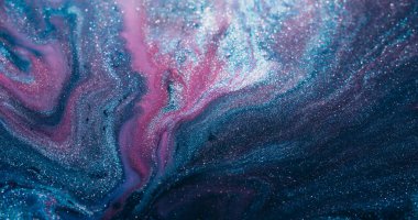 Sıçrama sanatı. Karışık doku. Soyut yaratıcı akrilik zemin üzerine dökülen pembe mavi renkli mürekkep parçacıkları..