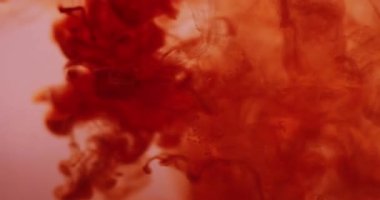 Duman sıvısı. Boya karışımı. Kırmızı turuncu karışım girdaplı sanat suyu damlaları damlalar çözülmüş pigmentler yayılmış. Soyut sıvı doku arkaplanı.
