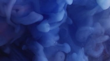 Sis buharı. Soyut mürekkep dalgası. Odaklanmamış mavi renk boya sıvı sıvı ruhani akrilik ıslak sıçrama sanatın yaratıcı arka planında akıyor.