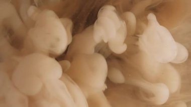 Sıvı buhar. Sıvı mürekkep. Odaklanmamış bej rengi buhar dokusu ruhani dalga su akışı soyut sanat esmer arkaplan üzerinde hareket ediyor.