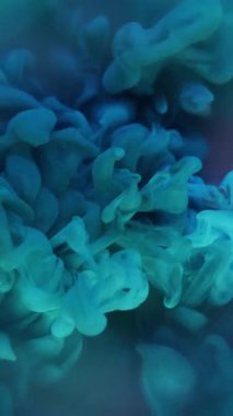 Dikey video. Renkli duman. Bulut karışımı. Mavi gri iki gaz spreyi karışımı. Mürekkep patlaması su karışımı soyut arkaplan çemberi çözünmüş çerçeve.