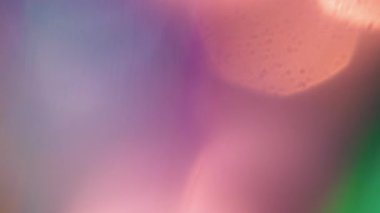 İşaret fişeği. Bokeh ışığı. Koyu arkaplanda parlayan renkli ışın çemberleri. Güneş ışını soyut kırılma optik efektini örtüyor.