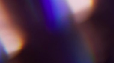 Parlak kristal. Bulanık lens ışığı. Odaklanmamış mavi yeşil renkli pırıltılı pırıltılı lazer deseni sanatın siyah arka planında.