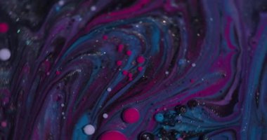 Yağ sıvısı. Resim karışımı. Bulanık mavi pembe pembe renk ıslak lekeler beyaz koyu siyah sıvı soyut arkaplanda yayılıyor.