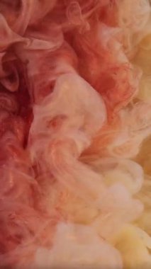 Dikey video. Boya şenliği. Işıldayan top. Odaklanmamış altın rengi, bronz, beyaz, soyut, sarı, desenli, ışık desenli sanat eserlerine sıçramış mürekkep deseni..