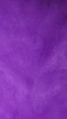 Dikey video. Parlak renk bulutu. Sihirli duman. Odaklanmamış mor parlak sisli boya mürekkep dokusu soyut sanat ışığı arka planında buhar buharı akışı.