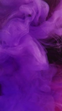 Dikey video. Renkli duman bombası. Parlak mürekkep suyu. Mor pembe buhar sıçrama hareketi titreşen parçacıklar desen soyut sanat arkaplanı.