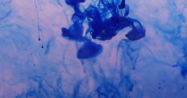 Su altı dumanı. Yüzen boya. Mavi akrilik boya damlası renk sıvısı pigmenti çözer. Sanat kimyasal sıçrama soyut bulanık arkaplan.