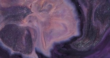 Sıçrama sıçraması. Mürekkep sanatı. Odaklanmamış pembe renkli parlak siyah lekeler parlak sıvılar soyut arkaplanda yayılıyor..