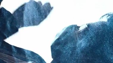 Dikey video. Toz kirliliği. Hava kirliliği. Mavi parçacıklar yüzüyor. Yüzünde maske olan hasta bir adamın silueti. Telefonları beyazın üzerinde izole edilmiş..