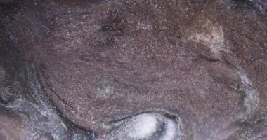 Sıçrama sanatı. Karışık doku. Bulanık beyaz mürekkep rengi kimyasal ışıldayan parçacıklar soyut yaratıcı akrilik arka plana dökülüyor.