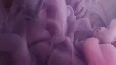 Sis dalgası. Sis sıçraması. Soyut sanat arka planında yüzen su akışkan duman dokusunda çözünmüş pembe mor renkli boya.