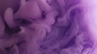 Sis buharı. Soyut mürekkep dalgası. Odaklanmamış mor boya sıvısı yaratıcı sıçrama ruhani duman sanat akrilik arka planda akıyor.