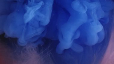 Buhar sıçrat. Arkaplanı boya. Odaklanmamış mavi turuncu renkli sis dokusu kimyasal duman suyu soyut koyu siyah sanat üzerinde yüzüyor..