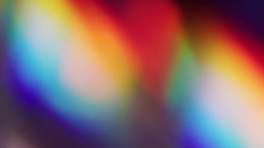 Parlak doku. Bulanık parıltı. Soyut sanatın koyu siyah arka planında sönük mavi, çok renkli gökkuşağı spektrum parıltısı ışığı.