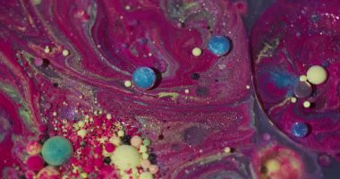 Geçmişi dök. Boya damlası. Odaklanamayan mor mavi renkli baloncuklar sıvı parlak yağ pigmentleri akrilik soyutlama üzerinde yüzüyor.