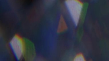 Sızdıran prizma. Bulanık kıvılcım dokusu. Odaklanmamış mavi turuncu renkli parlak ışık soyut sanat arka planında yüzüyor..