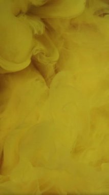 Dikey video. Parlak boya. Sis dokusu. Soyut mor parıldayan sanat arka planında çözünmüş sarı sisli mürekkep buharı sıvısı akışı.