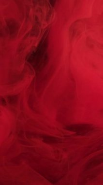 Dikey video. Sis sıvısı. Kırmızı sis. Airy renk dalgalı gizemli soyut arka plan döktü. Suda şeffaf boya akan fantezi dokusu.