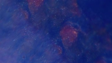 Parıldayan bir doku. Odaklanamayan yansıma ışığı. Mavi renk parçacıkları boya merceği alevi bulanık modern soyut arkaplan üzerinde hareket ediyor.