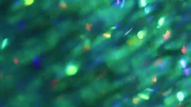 Parlayan kaleydoskop. Odaklanamayan ışık patlaması. Yeşil turuncu mor renkli lens soyut bokeh efektini açıyor modern arka plan.