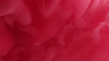 Mürekkep dalgası. Toz dokusu. Odaklanmamış kırmızı, pembe, su içindeki ruhani sıvıya sıçrayan boya soyut sanat eserlerinin yaratıcı arka planında ilerliyor..