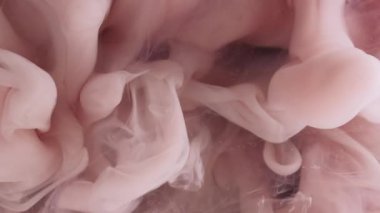 Boya sisi. Akışkan bulut. Odaklanmamış mor renkli ruhani kimyasal karışım sıvısı soyut koyu siyah sanat arka planında asılı duruyor..