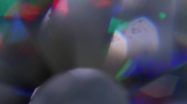 Yuvarlak küre. Bulanık parıltı dokusu. Odaklanmamış yeşil kırmızı çok renkli lens parıltısı soyut arkaplan üzerindeki optik yansıma.