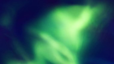 Odaklanamayan parlaklık. Geleceğin sızıntısı parlıyor. Mistik yeşil ışık, koyu mor soyut arkaplanda yanıp sönüyor. Film floresan ışını sanat yansımasını örtüyor.