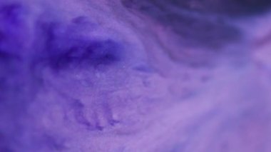 Boya dökülmüş. Çözülmüş mermer sanatı. Mor yanıp sönen parlak duman dokusu bulanık, aydınlık, modern arka plana damlıyor..