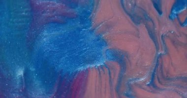 Damla sıçraması. Boya akışı. Odaklanmamış mavi bronz mor renkli parlak doku soyut akrilik yaratıcı arka planda yüzüyor..
