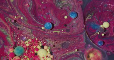 Geçmişi dök. Boya damlası. Odaklanamayan mor mavi renkli baloncuklar sıvı parlak yağ pigmentleri akrilik soyutlama üzerinde yüzüyor.