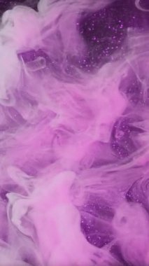 Dikey video. Ruhsal sis dokusu. Atmosferik arka plan. Odaklanmamış mor sisli boya mürekkep bulutu soyut ışıldayan sanat eserlerinde ışıldıyor..