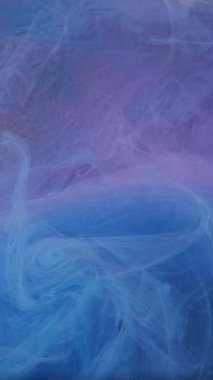 Dikey video. Su altı sisi. Soyut arkaplan. Odaklanmamış mavi renkli duman bulutu altın desenli sanat eserlerine boya mürekkebi sıçradı..