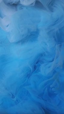 Dikey video. Soyut sıvı boya. Yanardöner renkli mürekkep. Odaklanmamış mavi beyaz duman bulutu buhar buharı sis dokusunu sanat desenli arkaplan üzerine sıçratır.