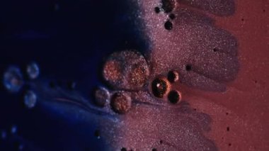 Baloncuk sanatı. Köpüklü sıvı. Su kimyasal sıvı yağ damlasında çözünmüş mavi bronz mürekkep yaratıcı soyutlama üzerine sızıyor.