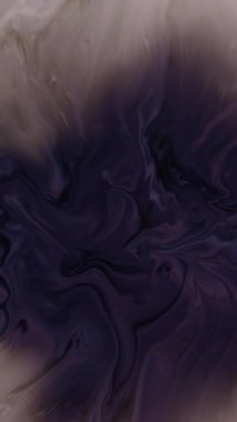 Dikey video. Grunge akışı. Su mürekkebi. Mor siyah boya, dumanlı lekeyi yayar. Sanat sıvıları ile mermer beyaz yüzey soyut doku arkaplanının karıştırılması.