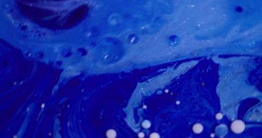 Yağ damlası. Sıvı arka plan. Bulanık mavi beyaz mürekkep mermer parlak su yuvarlak desen yaratıcı soyutlama üzerine akan.