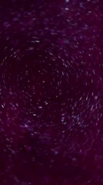 Dikey video. Mürekkep sarmalı. Pırıltılı sis. Odaklanmamış pembe renk sıvı parlak partikül doku dairesi su soyut sanat arka planında harmanlanıyor.